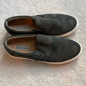 Steve Madden flat slip ons
